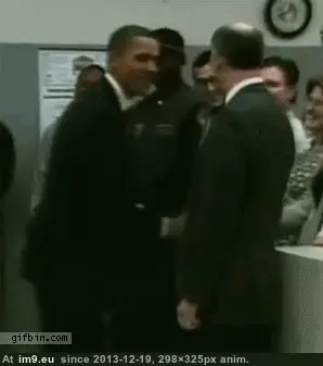 #Funny  #Obama [Funny] Obama's been getting close lately... GIF (Bild von album My r/FUNNY favs))