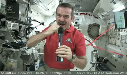 #Funny #Space #Hadfield #Showed #Chris [Funny] Things Chris Hadfield showed us about Space 2 GIF (Obraz z album My r/FUNNY favs))