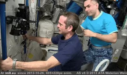 #Funny #Space #Hadfield #Showed #Chris [Funny] Things Chris Hadfield showed us about Space 6 GIF (Obraz z album My r/FUNNY favs))