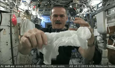 #Funny #Space #Hadfield #Showed #Chris [Funny] Things Chris Hadfield showed us about Space 7 GIF (Obraz z album My r/FUNNY favs))