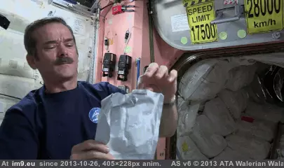 #Funny #Space #Hadfield #Showed #Chris [Funny] Things Chris Hadfield showed us about Space 8 GIF (Obraz z album My r/FUNNY favs))