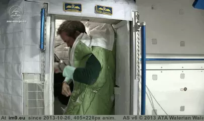 #Funny #Space #Hadfield #Showed #Chris [Funny] Things Chris Hadfield showed us about Space 9 GIF (Bild von album My r/FUNNY favs))