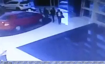 #Funny #Woman #Texting #Falls #Fountain [Funny] Woman falls into fountain while texting. GIF (Obraz z album My r/FUNNY favs))