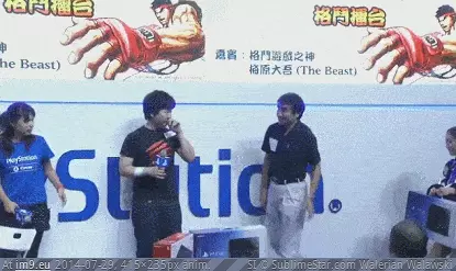 #Gaming #Photo #Street #Legend #Fighter #Embarrassed #Receives #Finds #Thinks #Ps4 [Gaming] Street fighter legend thinks he receives a PS4, embarrassed when he finds out that it was only for the photo 1 GIF (Image of album My r/GAMING favs))