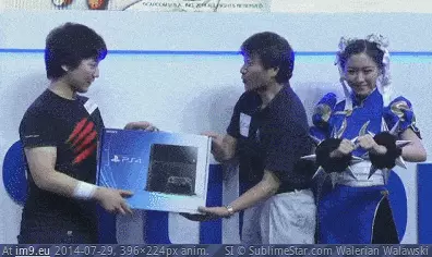 #Gaming #Photo #Street #Legend #Fighter #Embarrassed #Receives #Finds #Thinks #Ps4 [Gaming] Street fighter legend thinks he receives a PS4, embarrassed when he finds out that it was only for the photo 2 GIF (Image of album My r/GAMING favs))