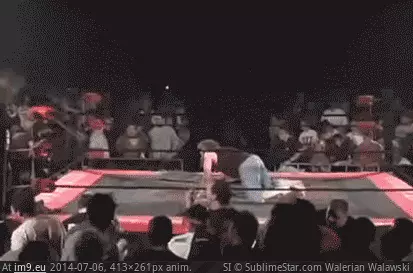 #Wtf #Crowd #Wrestler #Guess [Wtf] I guess the crowd doesn't really like this wrestler? GIF (Image de album My r/WTF favs))