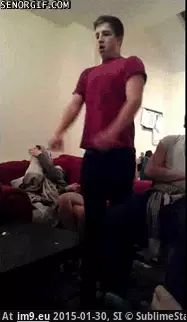 #Wtf #Choices #Person #Question [Wtf] I question the choices of every person in this gif. GIF (Image de album My r/WTF favs))
