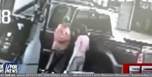 #Wtf #Wife #Man #Gas #Sets #Fire #Station #Accidentally [Wtf] Man accidentally sets wife on fire at gas station GIF (Obraz z album My r/WTF favs))