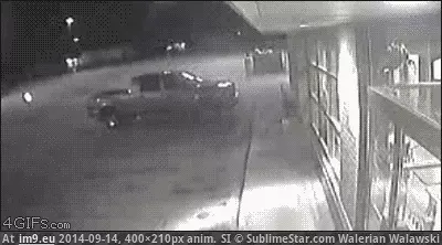 #Wtf #Park #Place #Good [Wtf] Not a good place to park GIF (Bild von album My r/WTF favs))