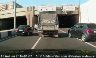 #Wtf  #Freeway [Wtf] On the freeway GIF (Image de album My r/WTF favs))