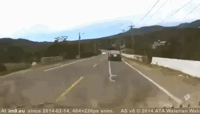 #Wtf #Corner #Passing #Blind [Wtf] Passing on a blind corner GIF (Image de album My r/WTF favs))