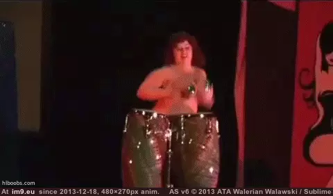 #Wtf #Bongos #Playing [Wtf] Playing the bongos with her bongos GIF (Imagen de album My r/WTF favs))