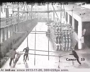 #Wtf #Simultaneous #Electrocution #Workers [Wtf] Simultaneous electrocution of 4 workers GIF (Image de album My r/WTF favs))