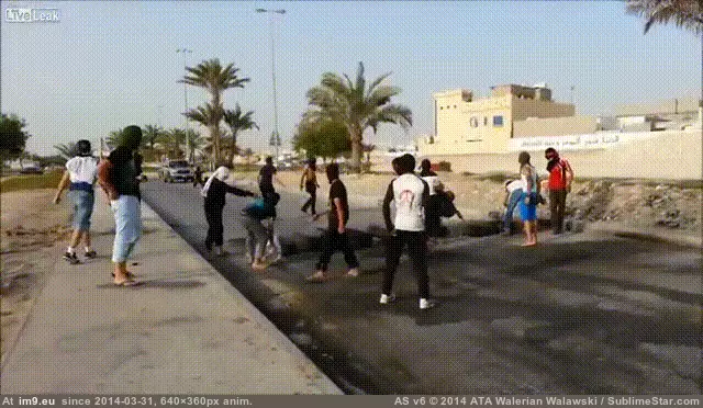 #Wtf #Roadblocks #Driver [Wtf] The driver has had it with roadblocks. GIF (Image de album My r/WTF favs))