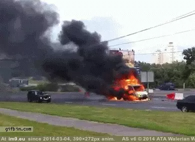 #Wtf #Burning #Vehicles #Stay [Wtf] This is why you should stay away from burning vehicles. GIF (Obraz z album My r/WTF favs))