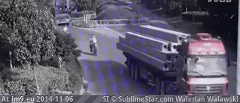 #Wtf #Load #Brake #Harshly #Unsecured #Pro #Tip [Wtf] Unsecured load pro-tip: Don't brake harshly GIF (Image de album My r/WTF favs))