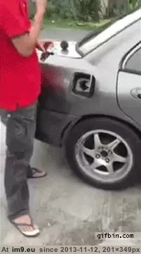 #Wtf #Lights #Cigarettes #Way [Wtf] Who lights cigarettes this way?! GIF (Obraz z album My r/WTF favs))