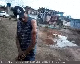  #Wtf  [Wtf] You probably shouldn't be doing that GIF (Image de album My r/WTF favs))